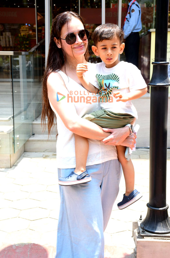 photos dia mirza snapped outside a mall in santacruz 2
