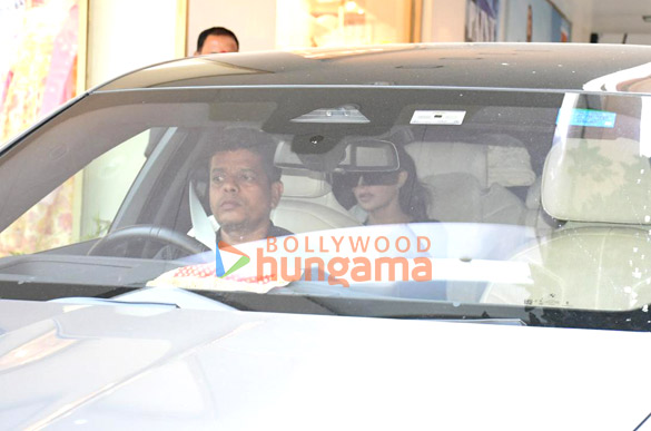Photos: Jacqueline Fernandez snapped outside a clinic in Bandra Photos: Jacqueline Fernandez snapped outside a clinic in Bandra