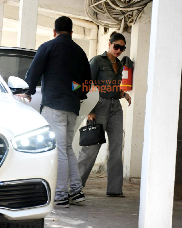 photos kareena kapoor khan snapped at rhea kapoors house in bandra 2