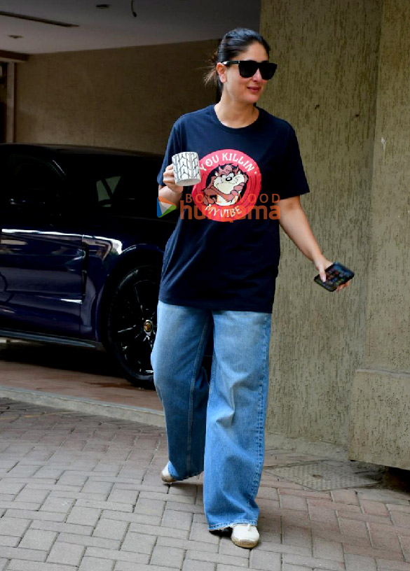 photos kareena kapoor khan snapped outside her residence in bandra 5 2