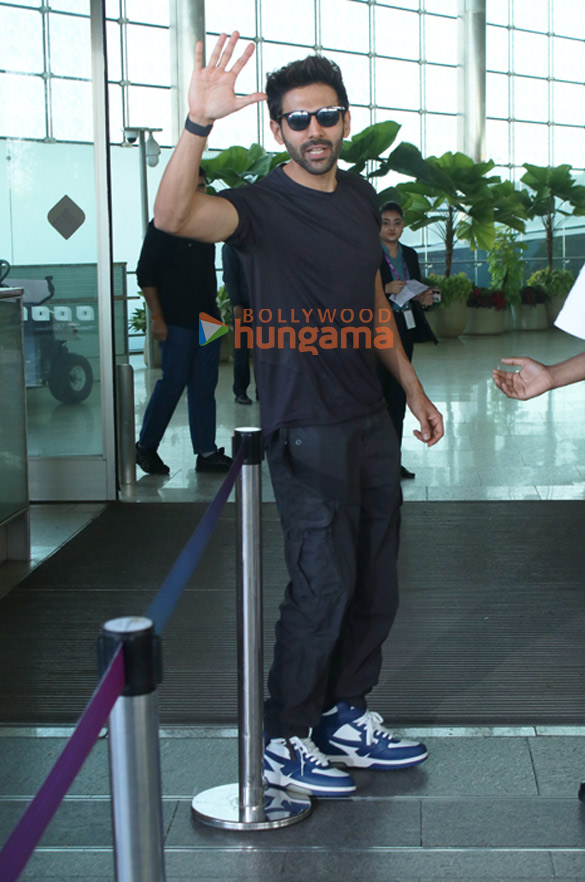 photos kartik aaryan snapped at the airport 4 4