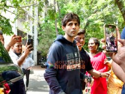 Photos: Kartik Aaryan snapped in Juhu