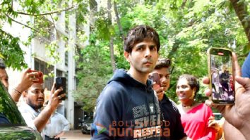 Photos: Kartik Aaryan snapped in Juhu