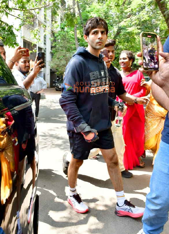 photos kartik aaryan snapped in juhu 1 28