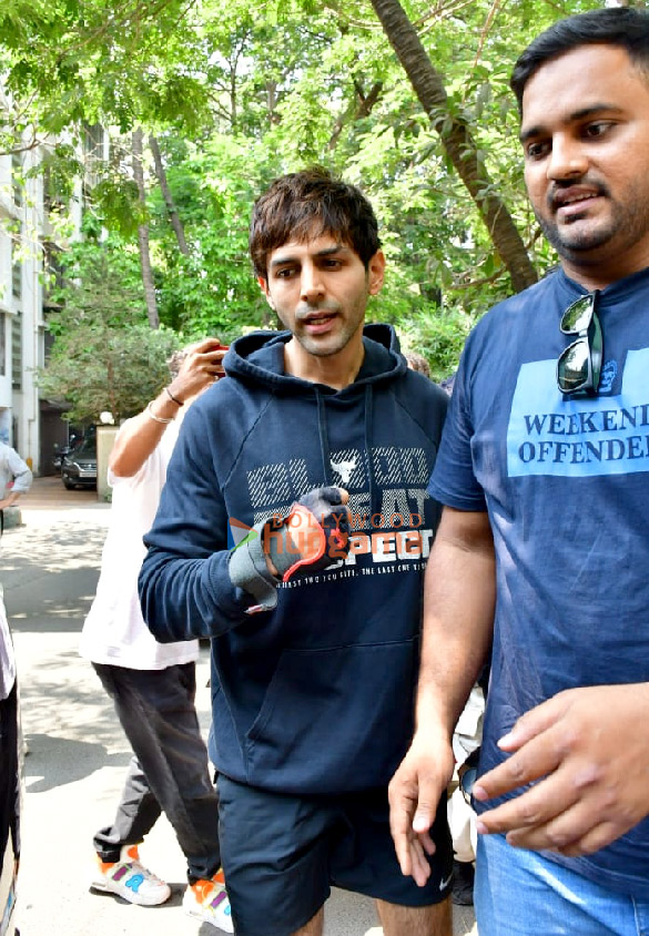 photos kartik aaryan snapped in juhu 2 28
