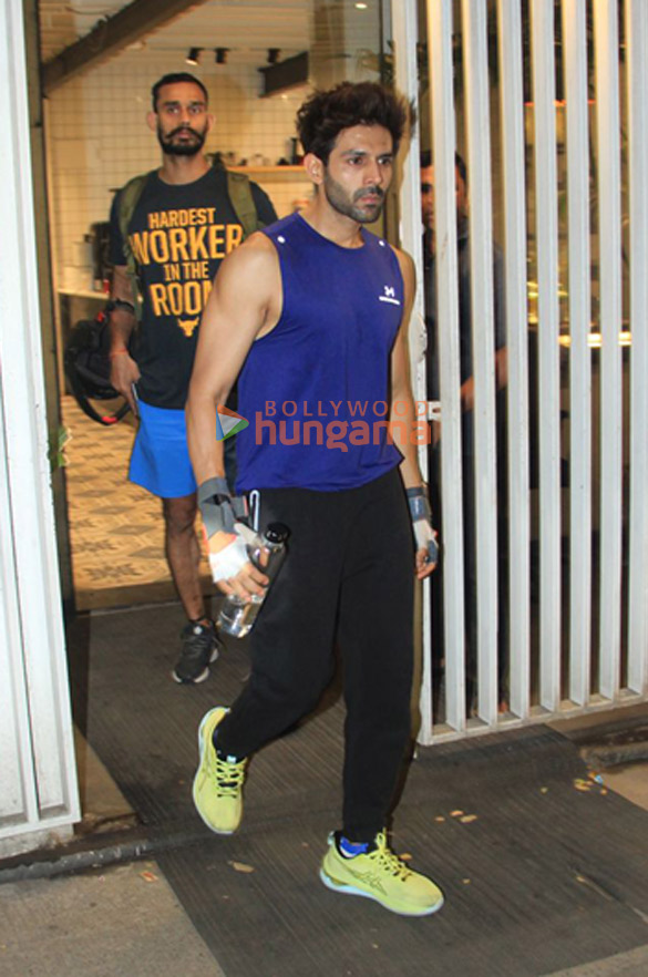 photos kartik aaryan snapped outside the gym in juhu 4 6