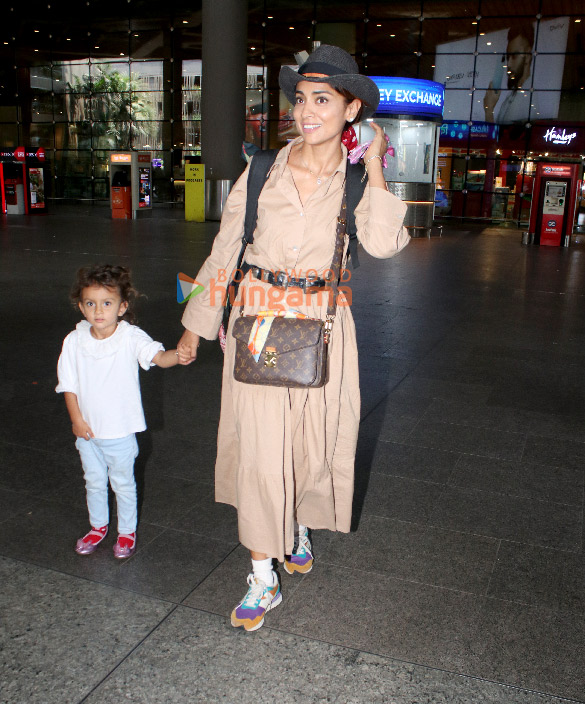 photos kriti sanon shriya saran and sonu sood snapped at the airport 2
