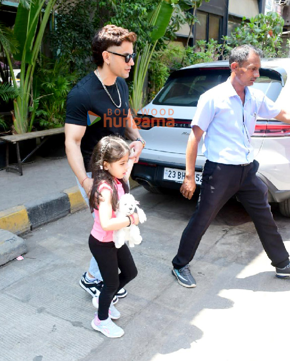 photos kunal kemmu and soha ali khan snapped with their daughter outside a restaurant in bandra 2