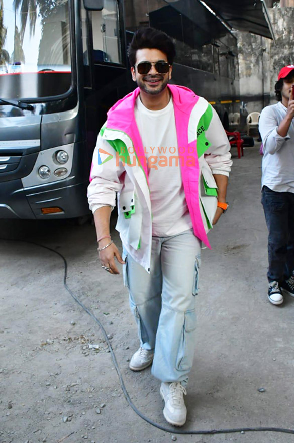 photos madhuri dixit suniel shetty bharti singh and others snapped on the sets of dance deewane 4 4