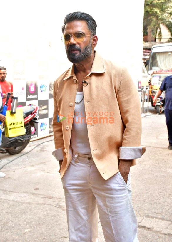 photos madhuri dixit suniel shetty and bharti singh snapped on the sets of dance deewane 4 2 6