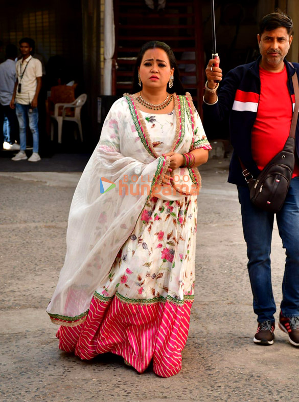 photos madhuri dixit suniel shetty and bharti singh snapped on the sets of dance deewane 4 6 5
