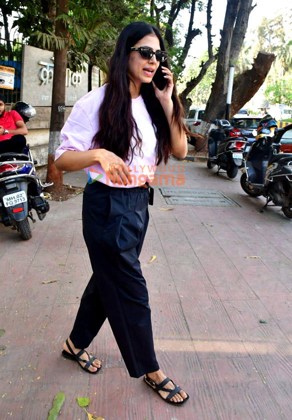 photos malavika mohanan snapped at kromakay salon in juhu 1 2