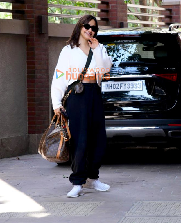 Photos: Neha Sharma snapped in Bandra