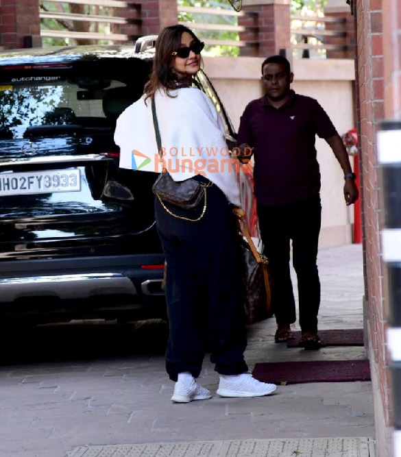 photos neha sharma snapped in bandra 2 2