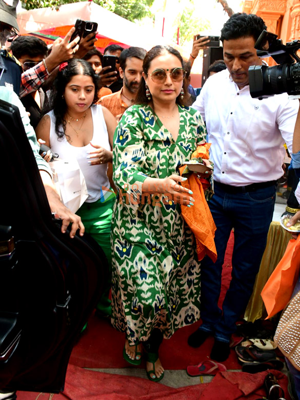 photos rani mukerji snapped outside hanuman temple in khar 3