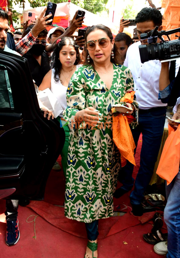 photos rani mukerji snapped outside hanuman temple in khar 4