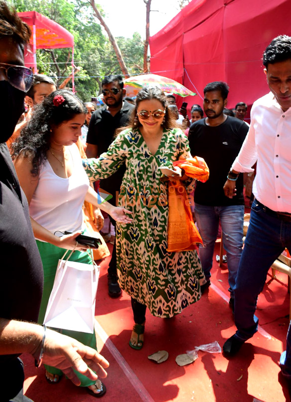 photos rani mukerji snapped outside hanuman temple in khar 6