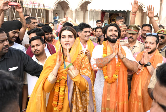 photos ranveer singh kriti sanon and manish malhotra visit at kashi vishwanath temple to seek blessings 4