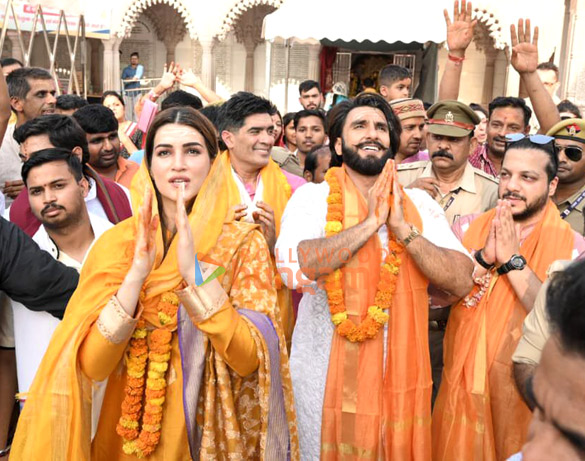 photos ranveer singh kriti sanon and manish malhotra visit at kashi vishwanath temple to seek blessings 6