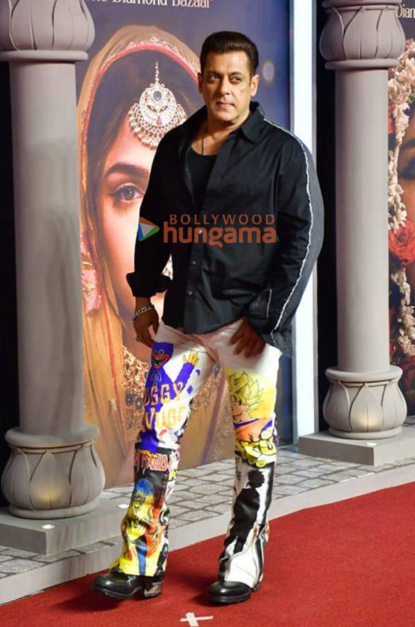 photos salman khan alia bhatt aditi rao hydari sanjay leela bhansali and others grace the premiere of heeramandi 17