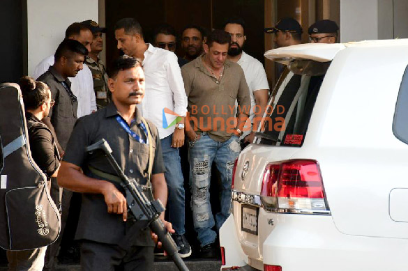 Photos: Salman Khan and Manushi Chhillar snapped at Kalina airport Photos: Salman Khan and Manushi Chhillar snapped at Kalina airport