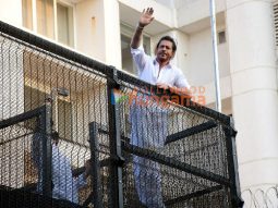Photos: Shah Rukh Khan greets his fans from the balcony of his bungalow Mannat on the occasion of Eid