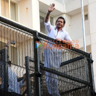 Photos: Shah Rukh Khan greets his fans from the balcony of his bungalow Mannat on the occasion of Eid