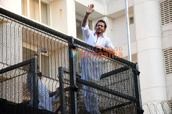 Photos: Shah Rukh Khan greets his fans from the balcony of his bungalow Mannat on the occasion of Eid Photos: Shah Rukh Khan greets his fans from the balcony of his bungalow Mannat on the occasion of Eid