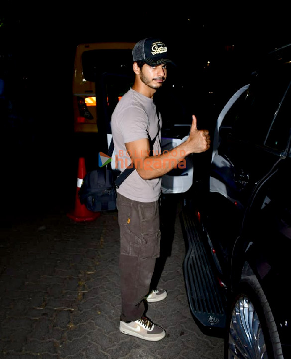 photos shahid kapoor and ishaan khatter snapped with their mom neelima azeem in juhu 4