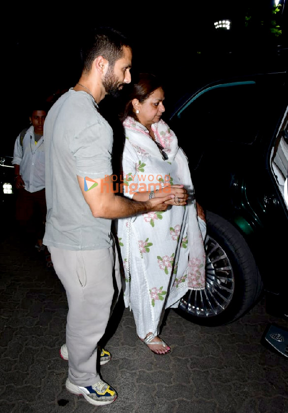 photos shahid kapoor and ishaan khatter snapped with their mom neelima azeem in juhu 6