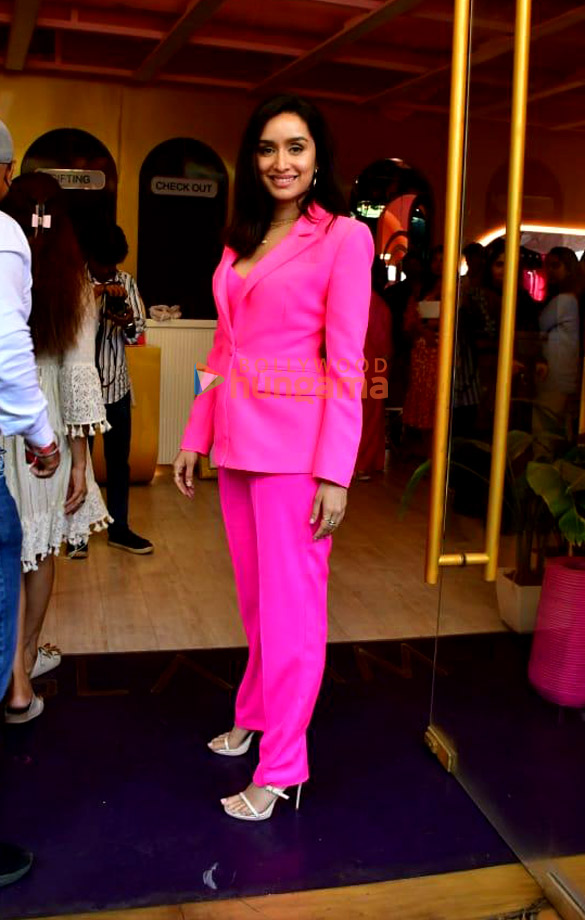 photos shraddha kapoor snapped in juhu 2 14