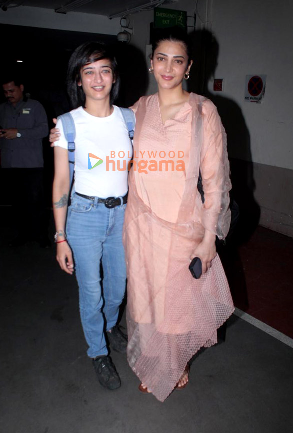 photos shruti haasan akshara haasan malavika mohanan and others snapped at the airport 1