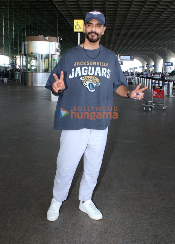 photos sonam kapoor ahuja anil kapoor malaika arora and others snapped at the airport 7
