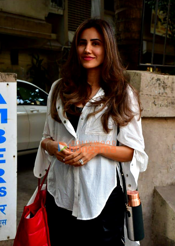 photos sonnalli seygall snapped at kromakay salon in juhu 3