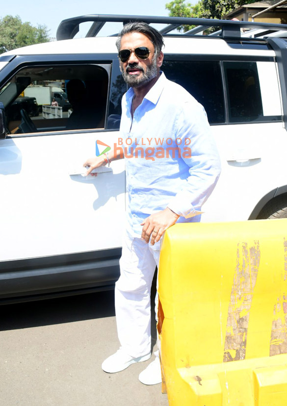 photos suniel shetty snapped at kalina airport 1
