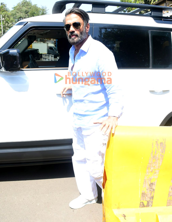 photos suniel shetty snapped at kalina airport 3