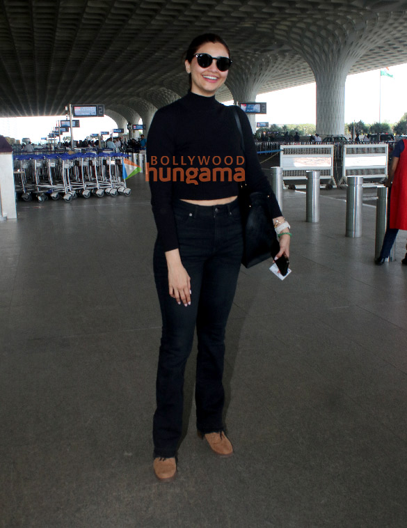 photos sunny leone daisy shah and others snapped at the airport 5