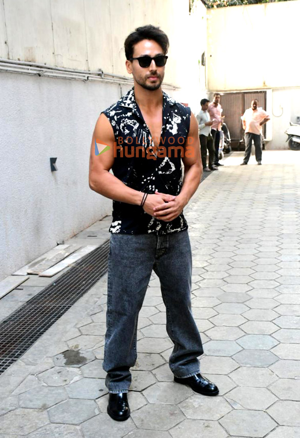 photos tiger shroff krishna shroff and others snapped at mma matrix and fitness centre in santacruz west 2