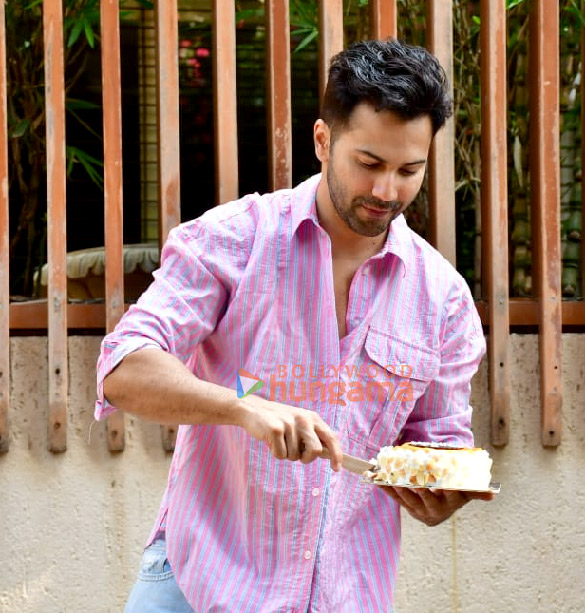 photos varun dhawan celebrates his birthday with media 4