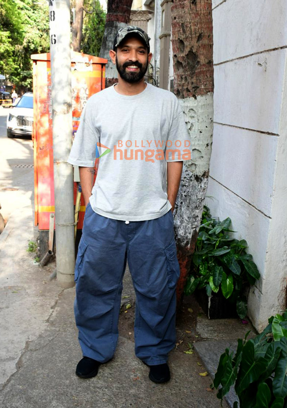 photos vikrant massey and medha shankr snapped at vidhu vinod chopras office in santacruz 3