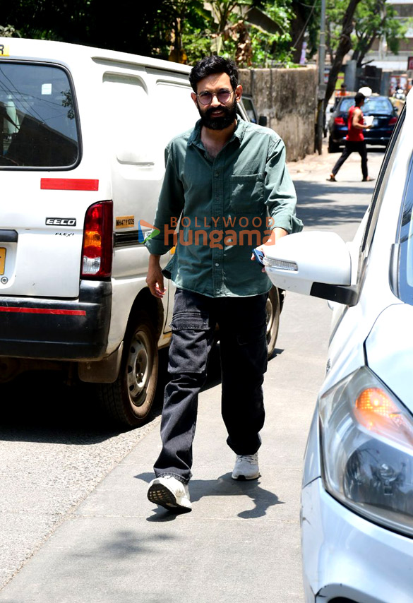 photos vikrant massey snapped at vidhu vinod chopras residence in bandra 4