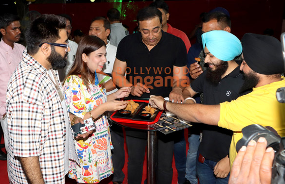 photos vindu dara singh and others snapped at veerji malai chaap wale mumbai outlet in juhu 4