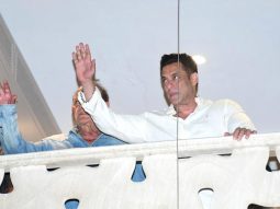 Salman Khan waves at huge crowd of fans outside his residence on Eid 2024, Salim Khan joins, watch video