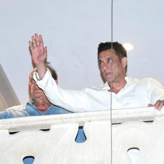 Salman Khan waves at huge crowd of fans outside his residence on Eid 2024, Salim Khan joins, watch video
