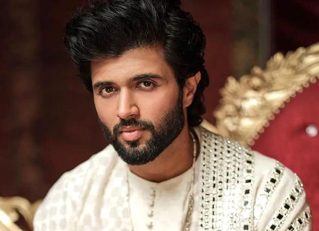 Vijay Deverakonda along with family attend security guard's wedding; video surfaces online