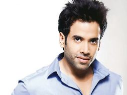 Tusshar Kapoor beats Mumbai traffic, ditches car for local train