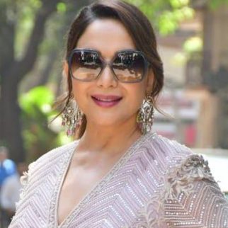 Apsara Aali!!! Madhuri Dixit looks gorgeous in this outfit at Dance Deewane sets