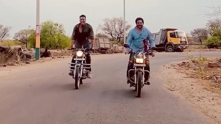 Arshad Warsi & Akshay Kumar celebrate the wrap of ‘Jolly LLB 3’ with this fun video!