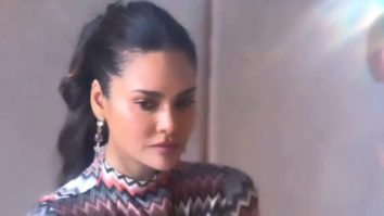 Hypnotizing us with her beauty! Esha Gupta