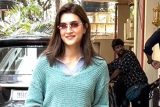 Kriti Sanon flashes a cute smile for paps as she gets clicked